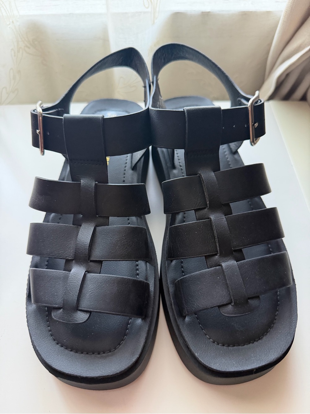 CUSHIONAIRE Womens Black Multi-Strap Fisherman Sandals in good condition